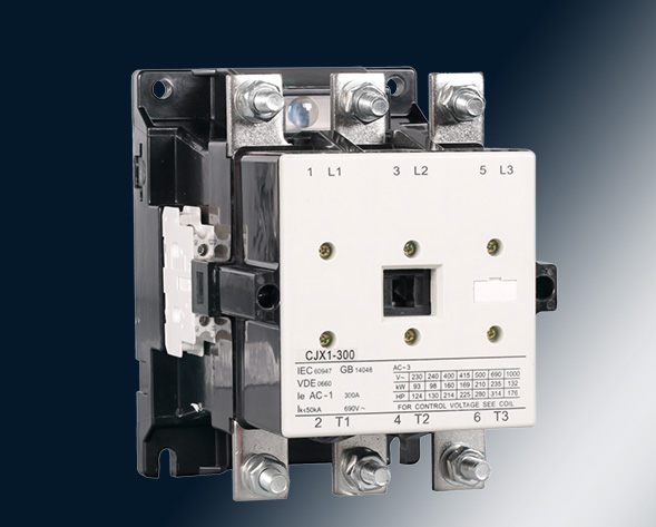 CJX1交流接觸器適用于交流50Hz或60Hz、電壓至690V、電流至475A的電力線(xiàn)路中，供遠(yuǎn)距離頻繁起動(dòng)和控制電動(dòng)機(jī)及接通與分?jǐn)嚯娐?。?jīng)加裝機(jī)械聯(lián)鎖機(jī)構(gòu)后組…